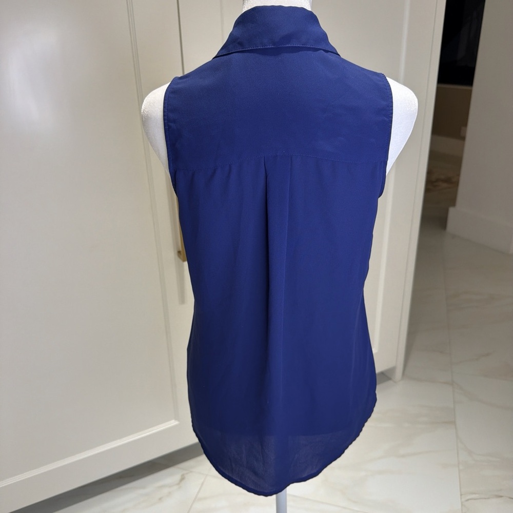 Express Women's Blue Sleeveless Button-Up Top - Picture 4 of 6